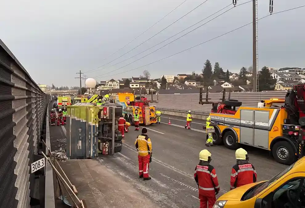 Brüttisellen A1 ZH – Umgekippter Lastwagen führte zu erheblichen Verkehrsbehinderungen