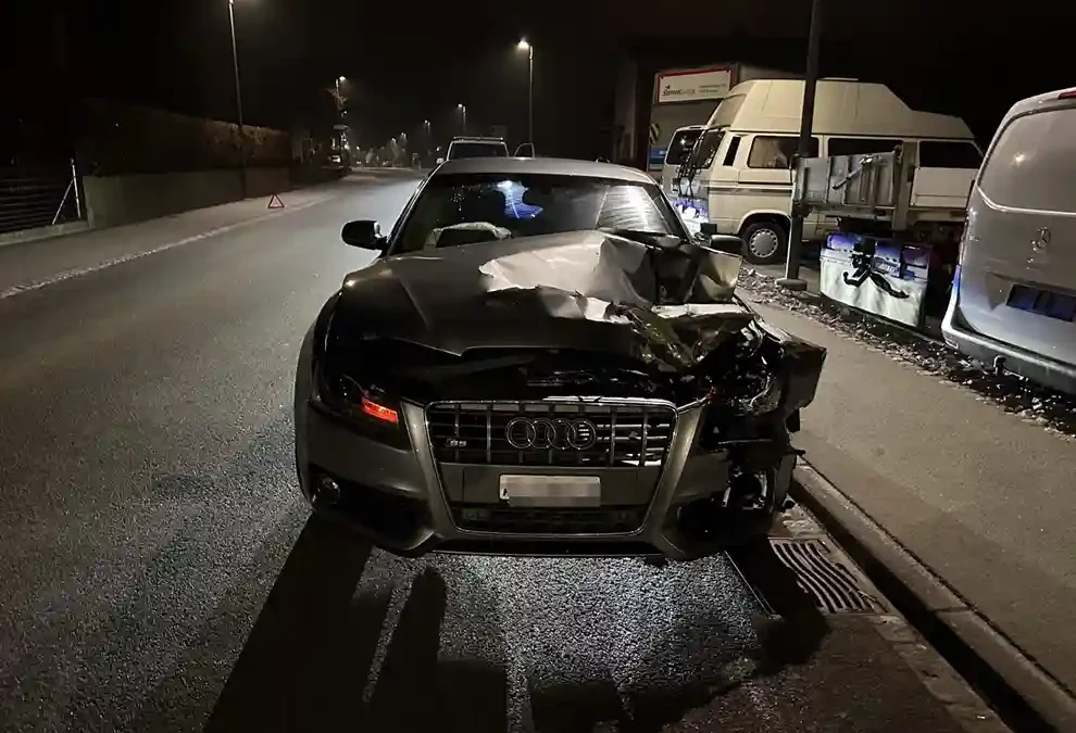 Brunegg AG – Gegen parkierte Fahrzeuge geprallt