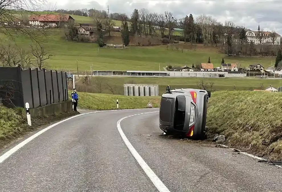 Freiburg – Autofahrer überfährt die Sicherheitslinie und verursacht einen Unfall