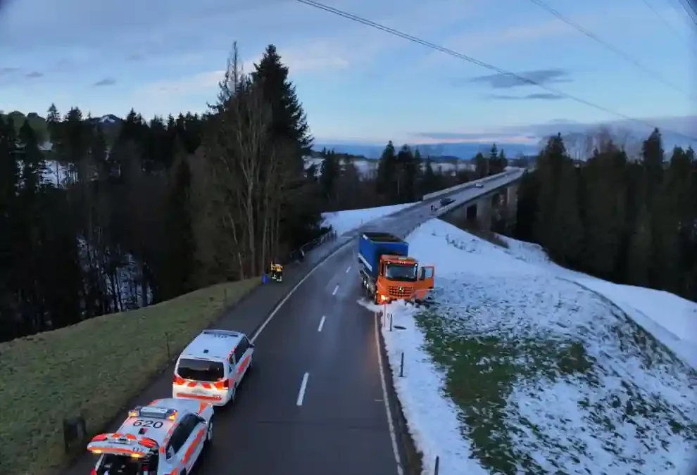 AR – Nach Kollision zwischen Auto und Lastwagen verletzt