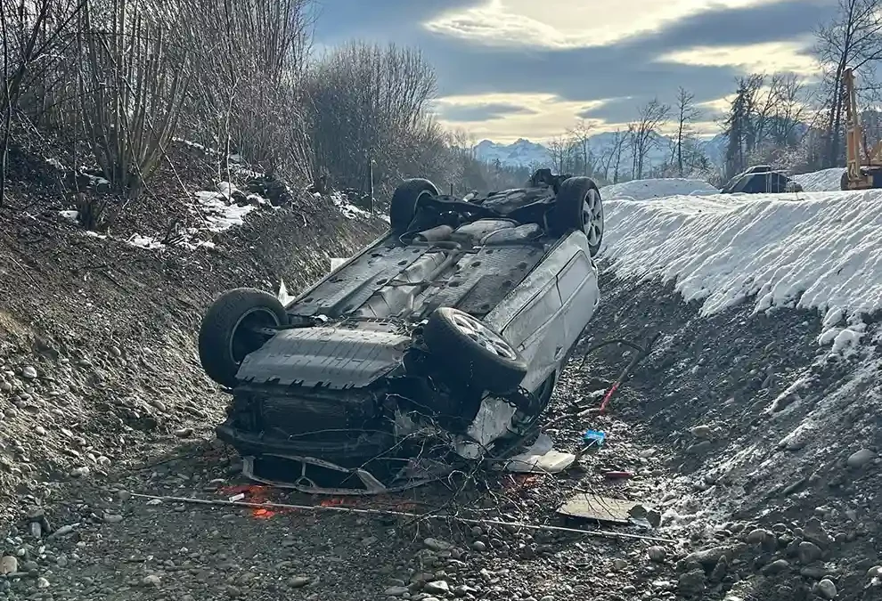 A6 Kiesen BE – Auto überschlagen – Lenkerin in kritischem Zustand