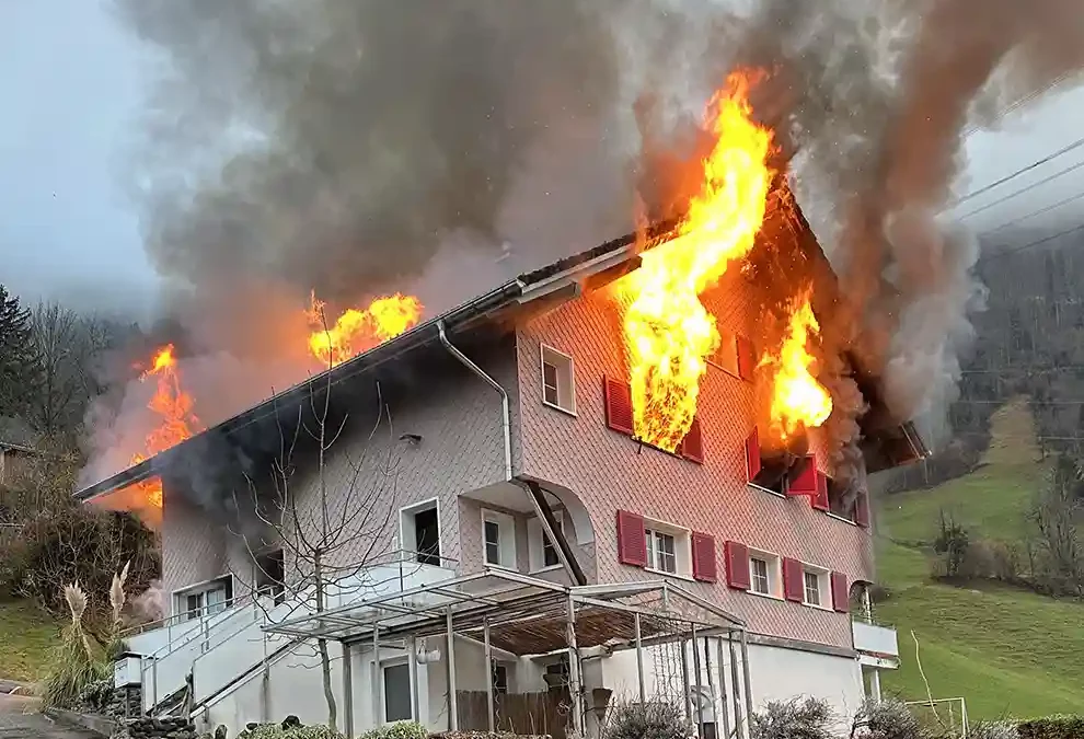 Brunnen SZ – Brand zerstört Mehrfamilienhaus – Vier Personen verletzt