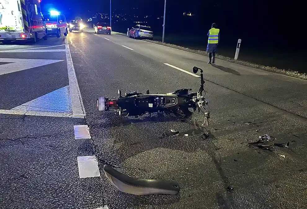 Tuggen SZ – Motorradfahrerin nach Kollision mit PW erheblich verletzt