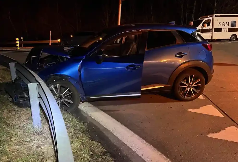 Küttigen AG – Rentner kollidiert mit der Stützmauer im Kreisverkehr