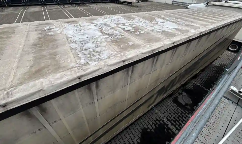 Buchs AG / N1R – Eisschollen während der Fahrt von Fahrzeugdach gefallen