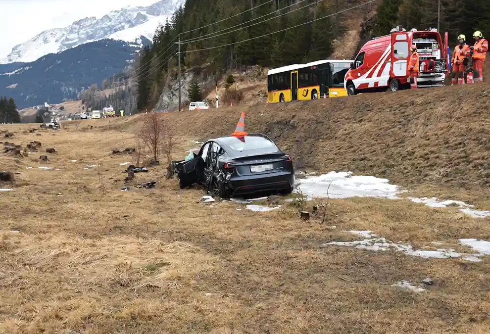 Rona GR – Heftige Kollision zweier Personenwagen