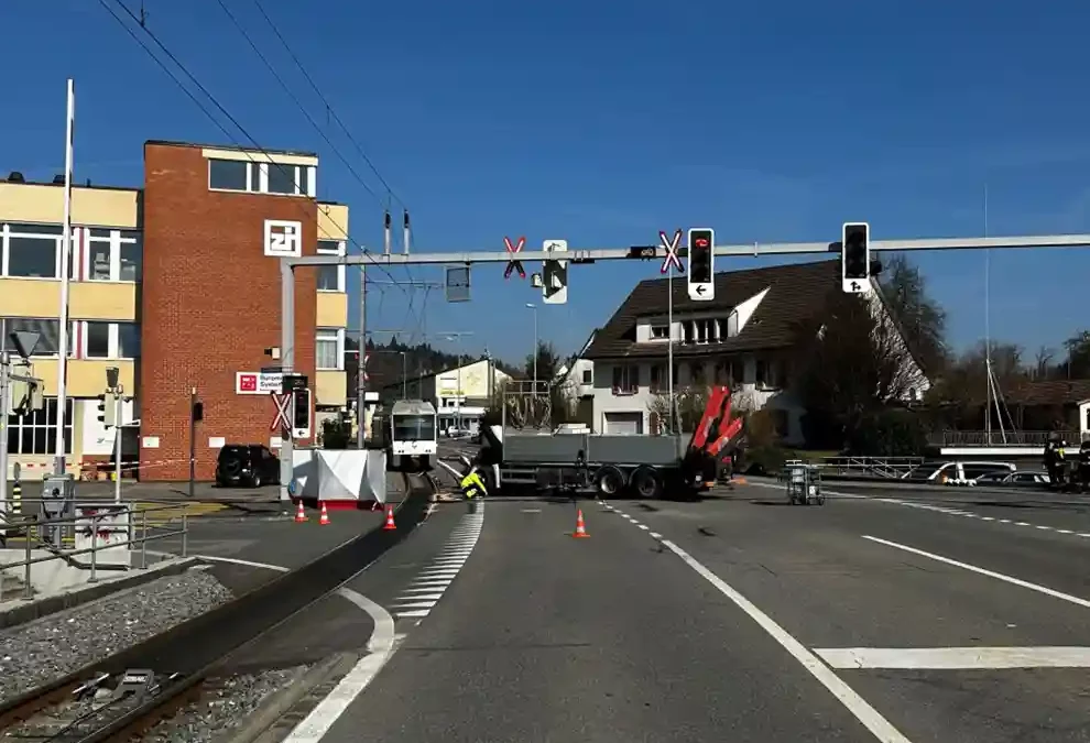 Unterentfelden  AG – Heftige Kollision zwischen Lastwagen und Zug