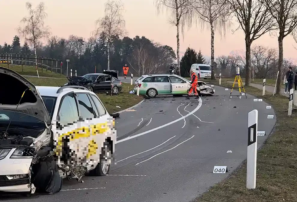 Uster ZH –  Kollision zwischen drei Personenwagen fordert zwei Verletzte
