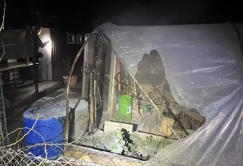 Uznach SG – Benzinkanister und Gewächshaus fangen Feuer