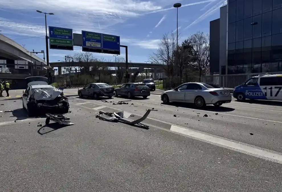 Kanton Basel Stadt – Busfahrer und drei weitere Personen bei Kollision verletzt