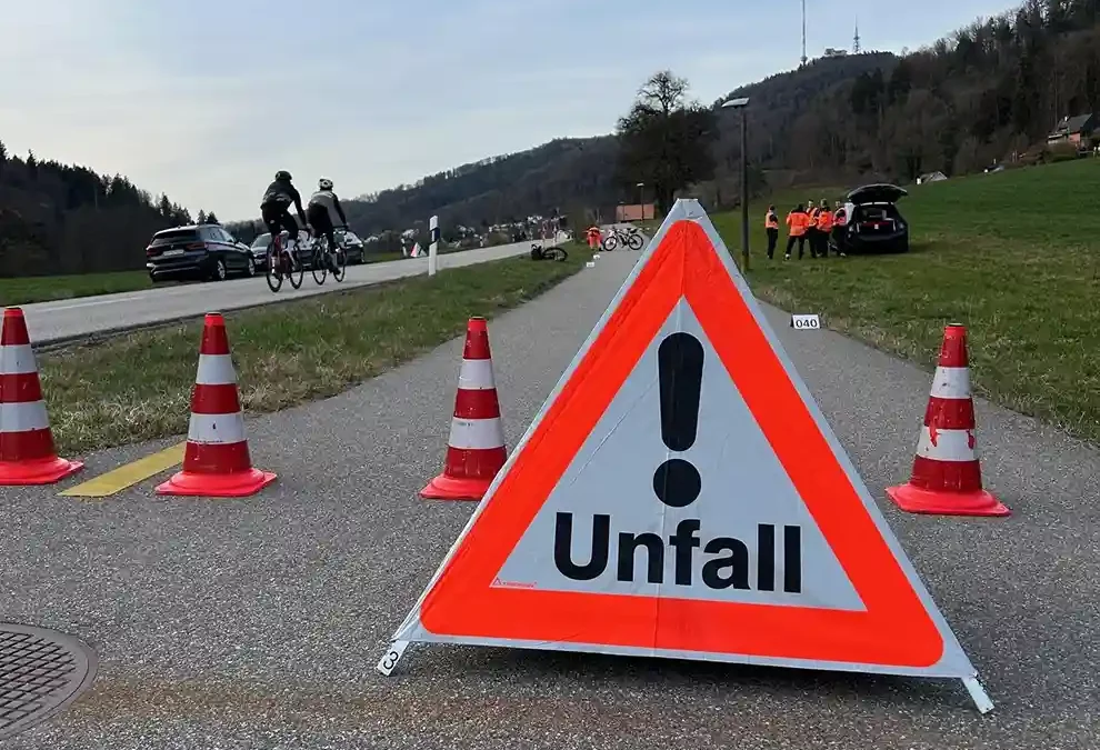 Stallikon ZH – Zwei verletzte Velofahrer nach Frontalkollision