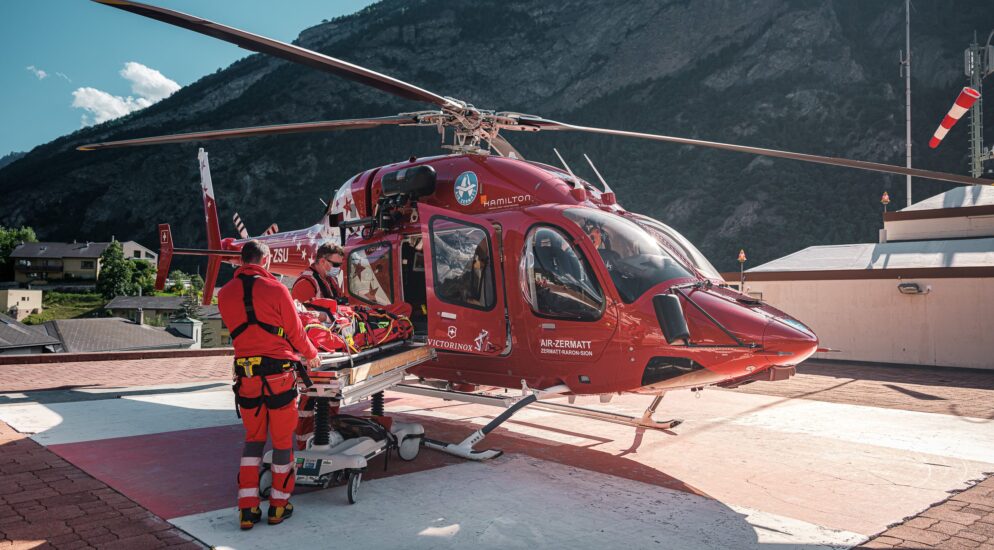 Zermatt VS – Drei Snowboarder stürzen fast nebeneinander in Gletscherspalten