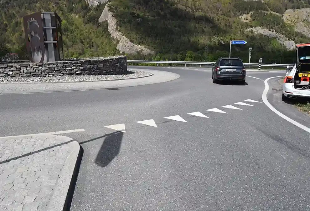 Trimmis GR – Fahrradfahrer in Verkehrskreisel übersehen