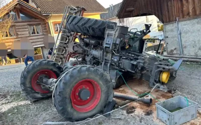 Hägglingen AG – Jugendlicher kippt mit seinem Traktor