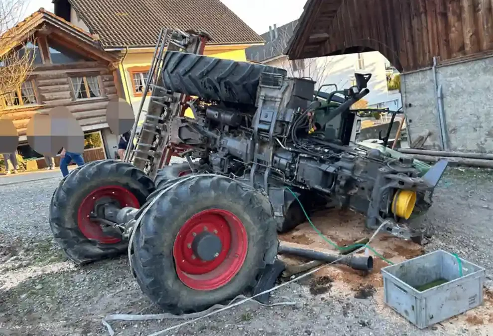 Hägglingen AG – Jugendlicher kippt mit seinem Traktor