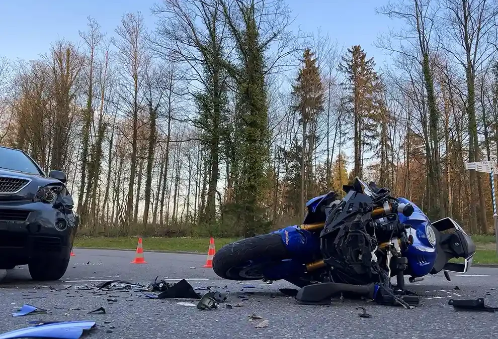 Oberhasli ZH – Töfffahrer bei Verkerhsunfall schwer verletzt