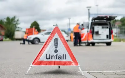 Selbstunfall in Winterthur ZH – Fahrzeug prallt in Strassenlaterne