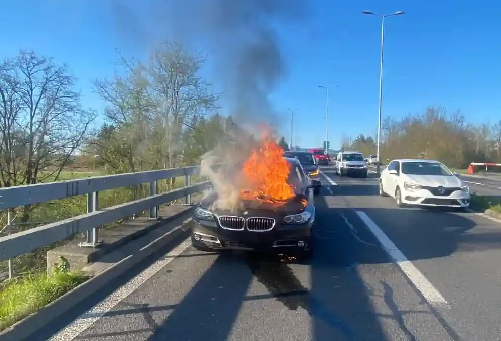 Kanton Zug – Auto und Grill in Flammen sowie verletzte Zweiradlenkende