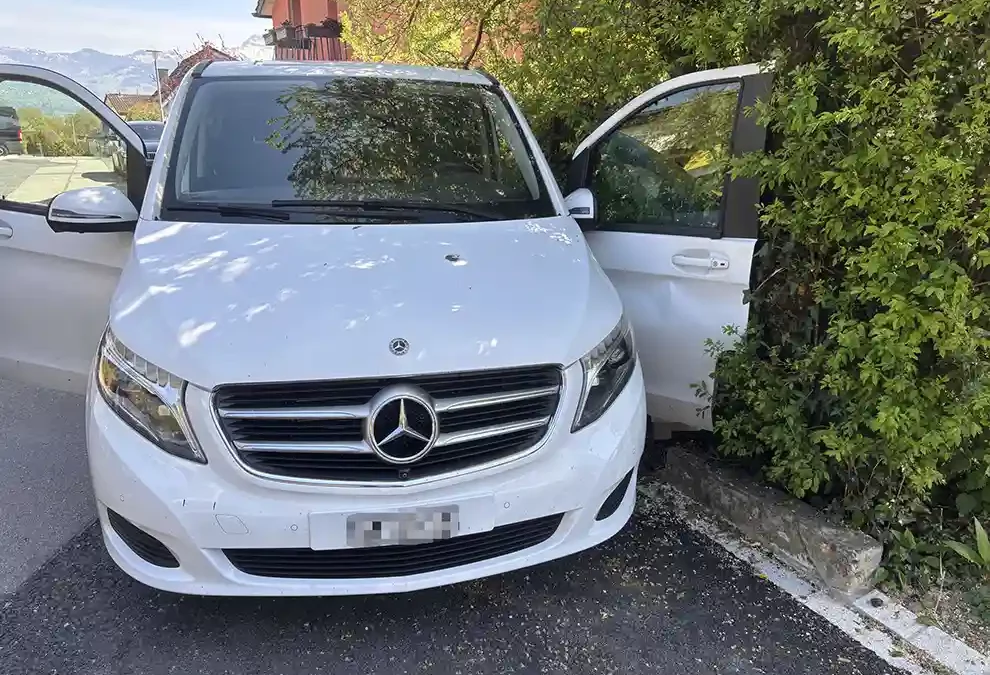 Schmerikon SG – Zwischen Auto und Mauer eingeklemmt