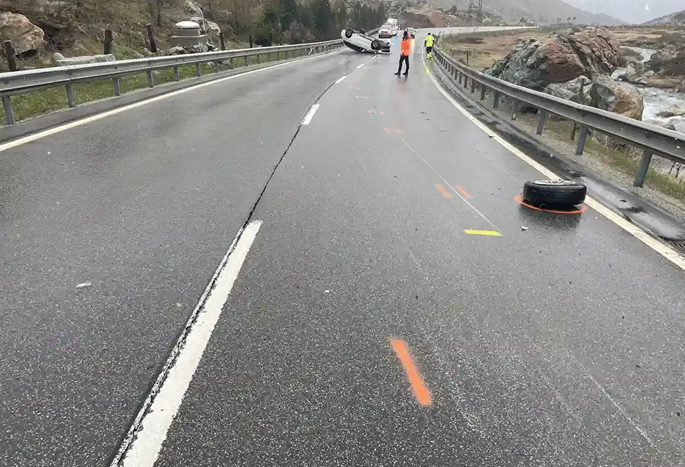 Silvaplana GR – Fahrzeug überschlagen