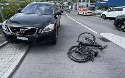 Lachen SZ – E-Bike-Fahrerin bei Verkehrsunfall erheblich verletzt
