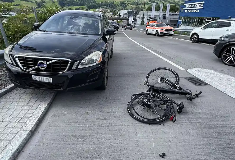 Lachen SZ – E-Bike-Fahrerin bei Verkehrsunfall erheblich verletzt