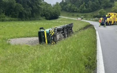 Birmenstorf ZH – Lastwagen gekippt