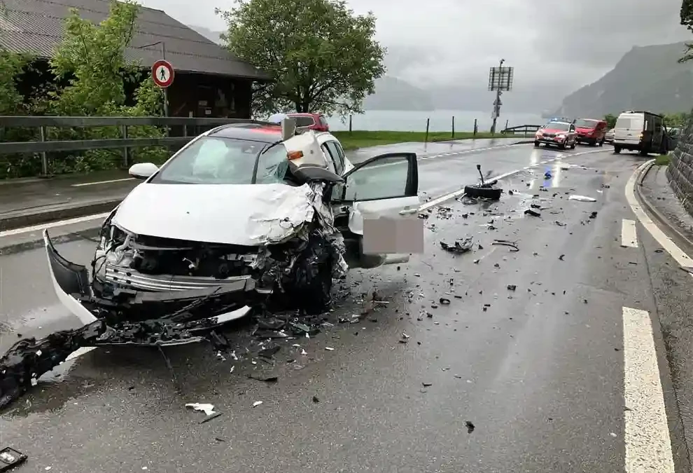 Sisikon UR – Verkehrsunfall auf der Axenstrasse – eine Person leicht verletzt