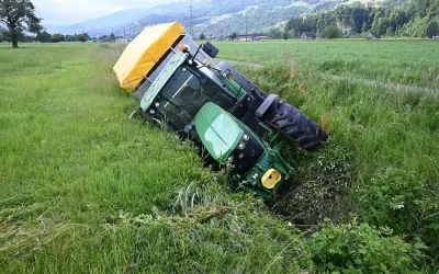 Berschis SG – Fahrunfähig mit Traktor in Bach gelandet