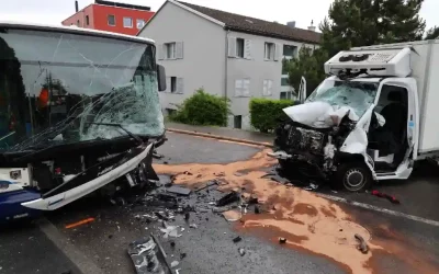 Zug – Frontalkollision zwischen Lieferwagen und Linienbus