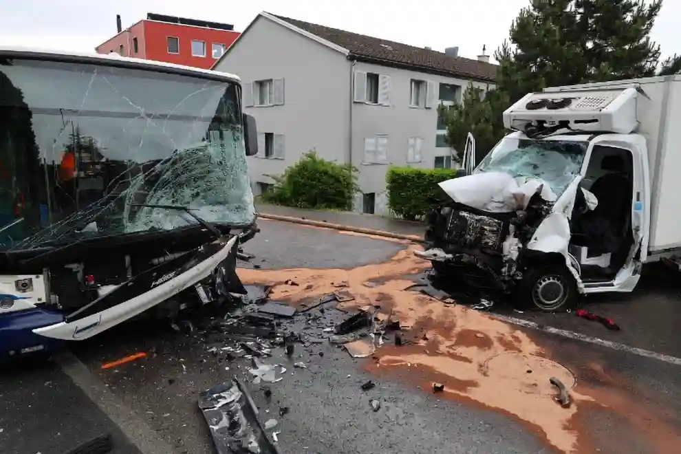 Zug – Frontalkollision zwischen Lieferwagen und Linienbus