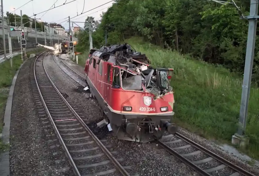 Kollision zwischen Streckenlokomotive und Schienenbagger – Stadt Chur