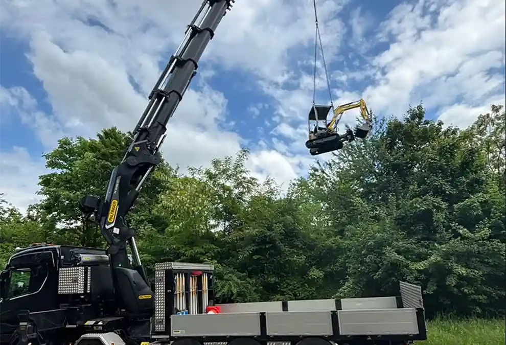 Aesch BL – Bagger rutscht in Birs