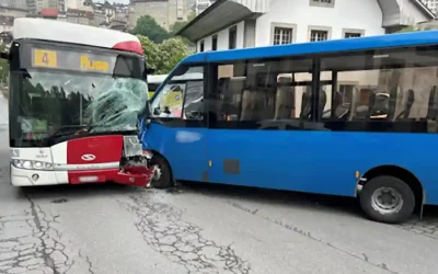 Zusammenstoss zwischen einem Linienbus und einem Schulbus in Freiburg FR