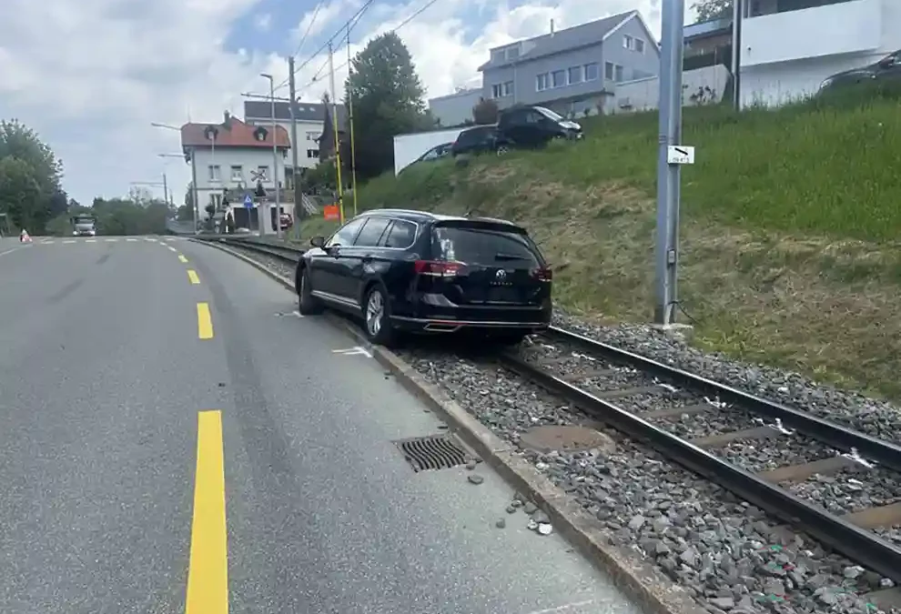 Trogen AR – Autolenkerin fährt auf Trassee der Appenzeller Bahnen