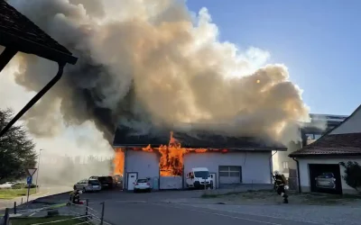 Feuer zerstört Garage in Ecuvillens FR