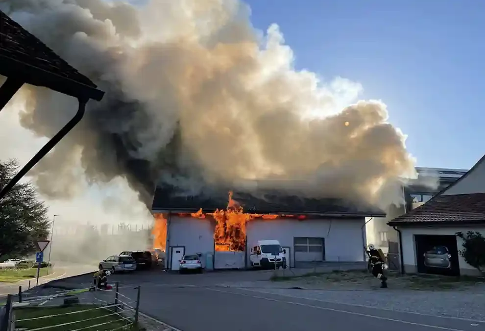 Feuer zerstört Garage in Ecuvillens FR