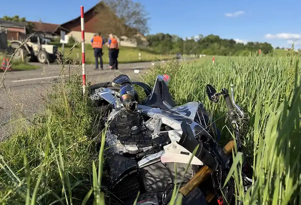Riedikon ZH – Motorradfahrer bei Verkehrsunfall schwer verletzt