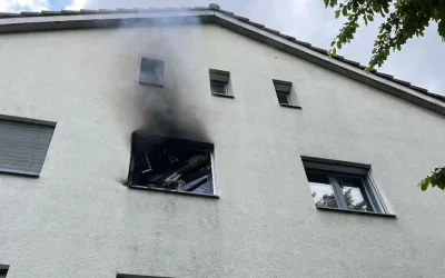 Zwingen BL – Brandausbruch in Mehrfamilienhaus erfordert Feuerwehreinsatz