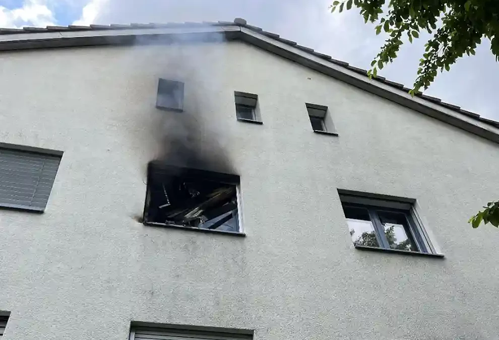 Zwingen BL – Brandausbruch in Mehrfamilienhaus erfordert Feuerwehreinsatz