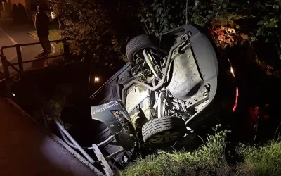 Pfäffikon SZ – Auto landet in Bachbett