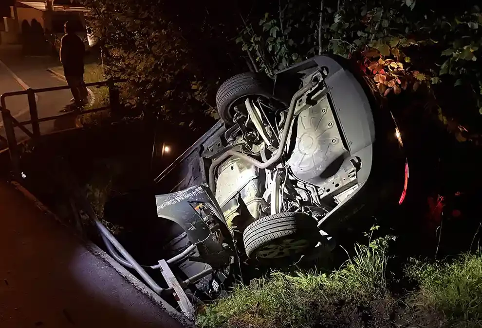 Pfäffikon SZ – Auto landet in Bachbett