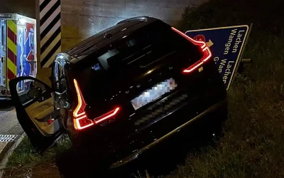 Lachen SZ – Autofahrer prallt in Betonmauer