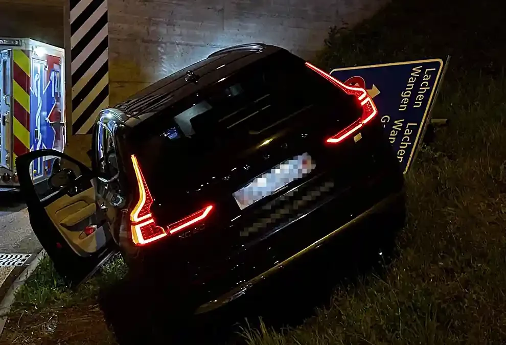 Lachen SZ – Autofahrer prallt in Betonmauer