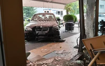 Luzern – Auto fährt auf Gartenterrasse
