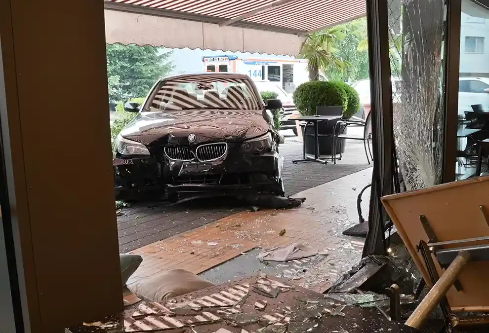 Luzern – Auto fährt auf Gartenterrasse