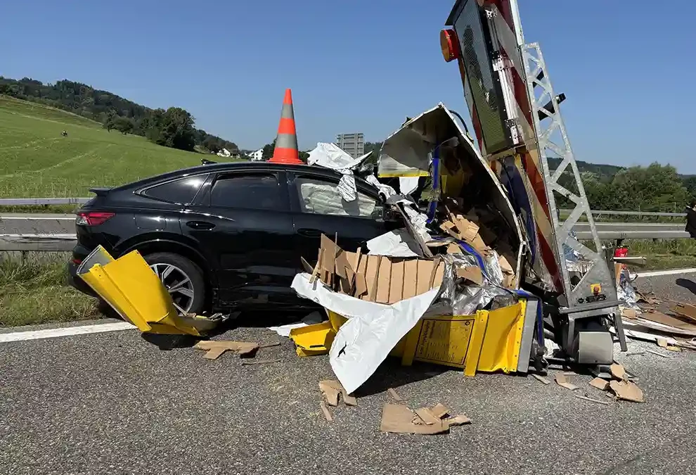 Wängi TG – Kollision mit Baustellen Abschrankung