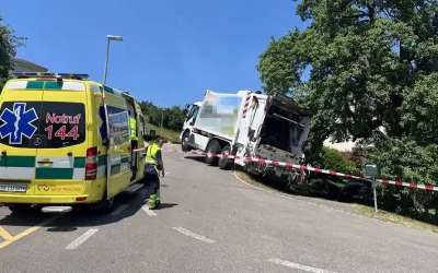 Beinwil am See AG – Mülllastwagen verunfallt