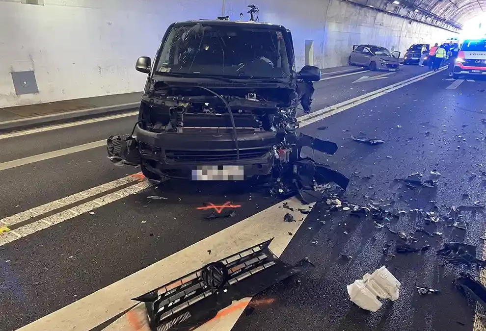 Roveredo GR – Drei leicht Verletzte bei Verkehrsunfall