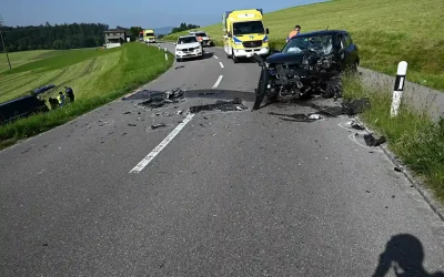 Kirchberg SG – Frontalkollision zwischen zwei Autos